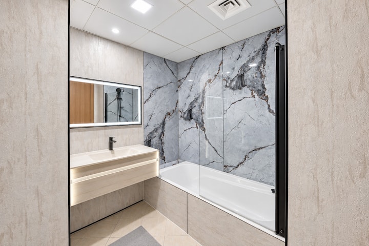 Full bathroom, Bright and Cozy | Studio in Motor City